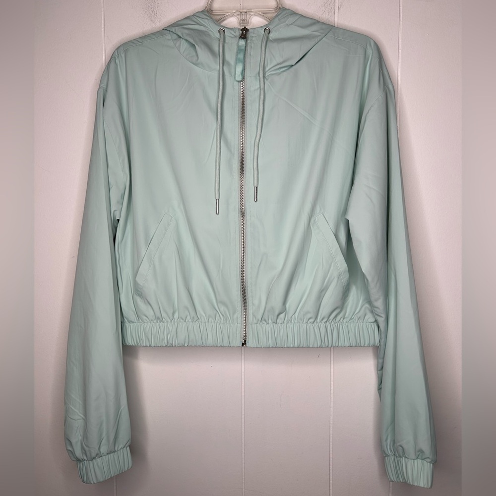 NWT FOREVER 21 Active cropped jacket. Women’s size Large. Light green.